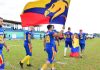 Jogador de futebol americano da Colômbia carrega bandeira de seu país