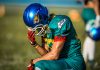 Heron Azevedo, jogador de futebol americano da Seleção Brasileira, ajoelhado
