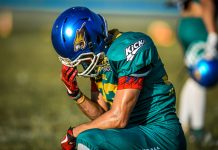 Heron Azevedo, jogador de futebol americano da Seleção Brasileira, ajoelhado