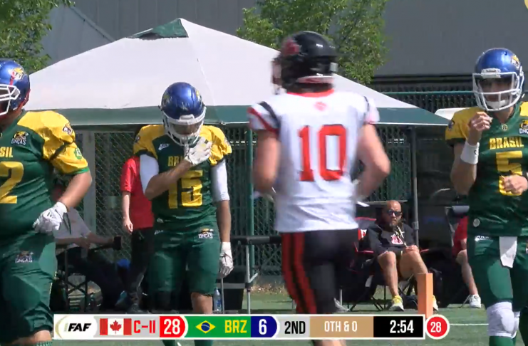 Gabriel Gomes (15) e Gustavo Cornelius (5) fizeram história com a Seleção Brasileira de Futebol Americano no Mundial Sub-20 da IFAF. Imagem: Reprodução IFAF TV