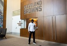 Presidente da NAFA, Babajide Akeredolu na sede dos Cleveland Browns - Foto: Divulgação NAFA