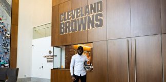 Presidente da NAFA, Babajide Akeredolu na sede dos Cleveland Browns - Foto: Divulgação NAFA