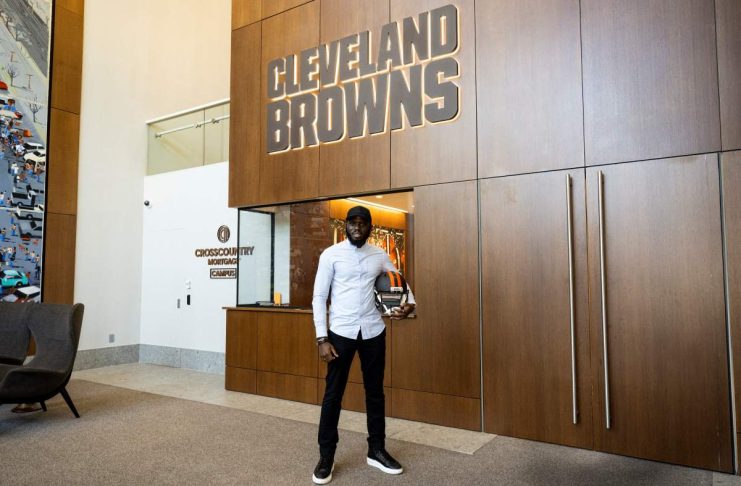 Presidente da NAFA, Babajide Akeredolu na sede dos Cleveland Browns - Foto: Divulgação NAFA