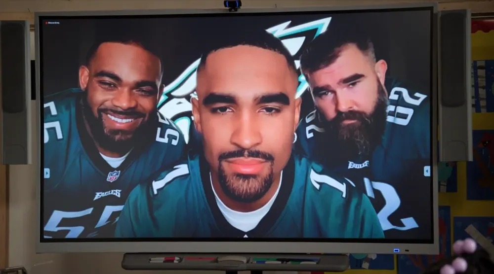 Jason Kelce, Jalen Hurts e Brandon Graham em participação especial no episódio 2 da 3ª temporada, intitulado “Career Day Part 2”. (Imagem: Divulgação ABC)