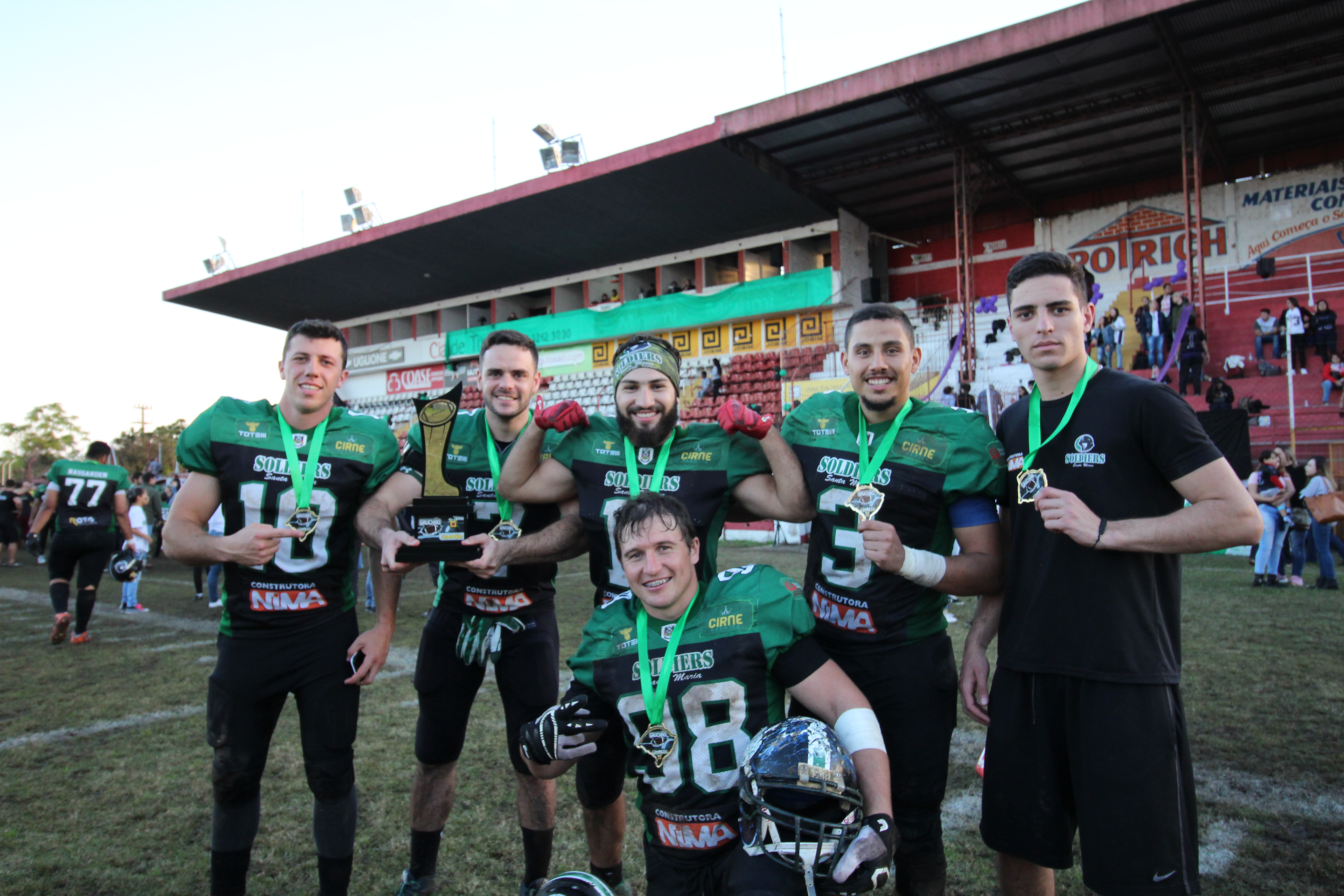 PORTO ALEGRE - RS - 18/06/2016 - FUTEBOL AMERICANO GAUCHO 2016, JUVENTUDE  FA X SANTA MARIA SOLDIERS - jogador do Juventude FA disputa lance com  jogador do Santa Maria Soldiers durante partida