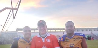 Jogadores de Cuiabá Arsenal e do anfitrião Porto Velho Miners.