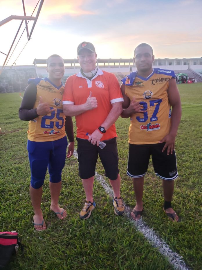 Jogadores de Cuiabá Arsenal e do anfitrião Porto Velho Miners.