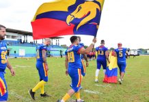 Jogador de futebol americano da Colômbia carrega bandeira de seu país