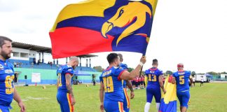 Jogador de futebol americano da Colômbia carrega bandeira de seu país