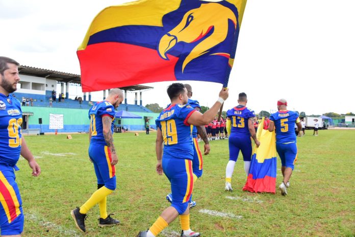 Jogador de futebol americano da Colômbia carrega bandeira de seu país