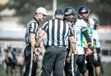 Arbitragem de futebol americano se reúne no centro do campo