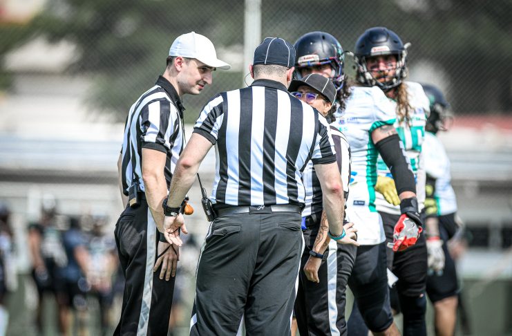 Arbitragem de futebol americano se reúne no centro do campo