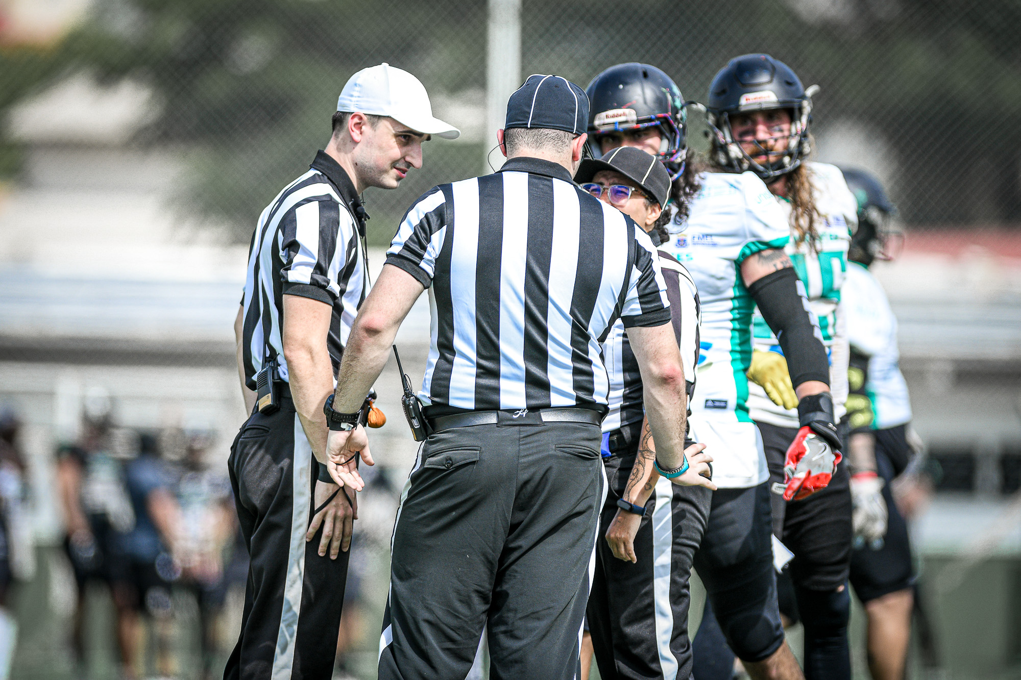 Arbitragem de futebol americano se reúne no centro do campo