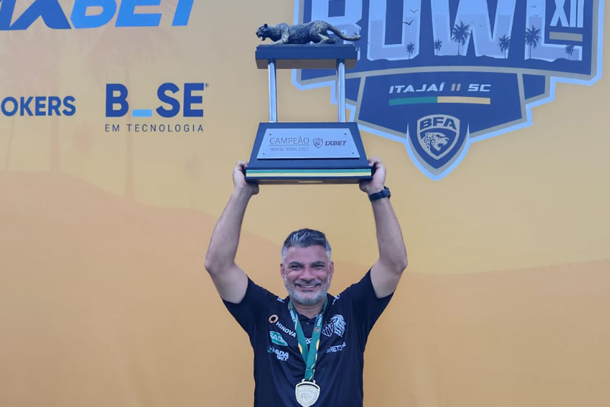 Eddie Aragão, vice-presidente do Galo FA, ergue a taça da BFA 2023 Foto: Victor Francisco / Salão Oval