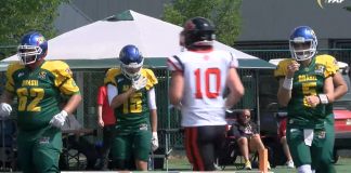 Gabriel Gomes (15) e Gustavo Cornelius (5) fizeram história com a Seleção Brasileira de Futebol Americano no Mundial Sub-20 da IFAF. Imagem: Reprodução IFAF TV