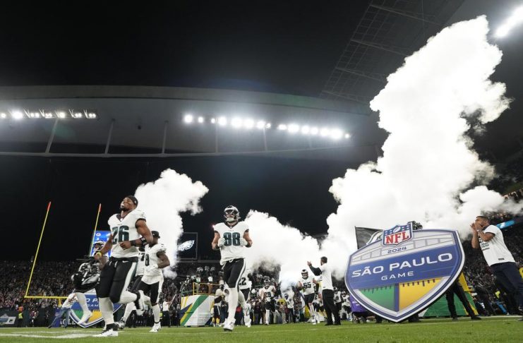 Jogadores da NFL entram na Arena Corinthians
