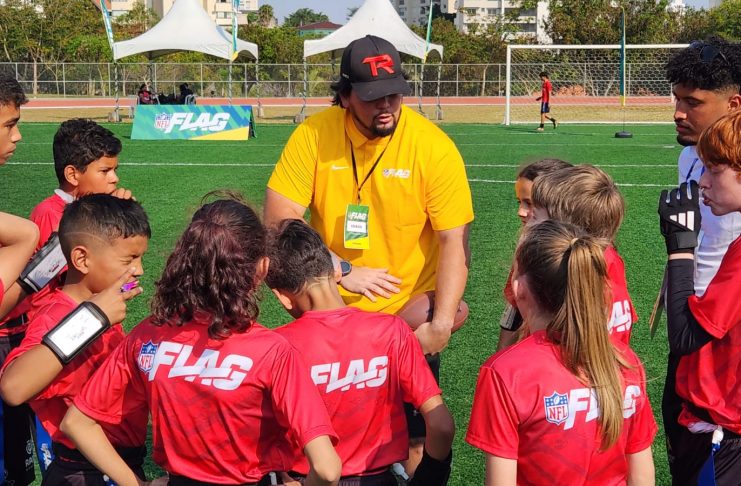 Breno Takahashi (coach) e o time sub-12 do T-Rex no NFL Flag 2024. Foto: Victor Francisco / Salão Oval