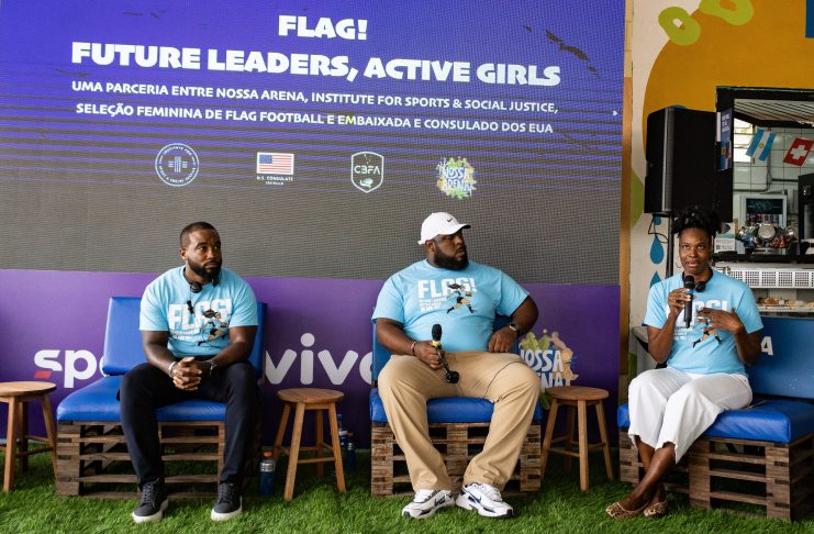 A mediadora Shannon Murdoch, vice-presidente de Treinamento e Educação do Institute for Sport and Social Justice, conversou com Derrick Mitchell e Jeremiah Brown, ex-jogadores da NFL. Foto: Grasiela Gonzaga