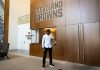 Presidente da NAFA, Babajide Akeredolu na sede dos Cleveland Browns - Foto: Divulgação NAFA