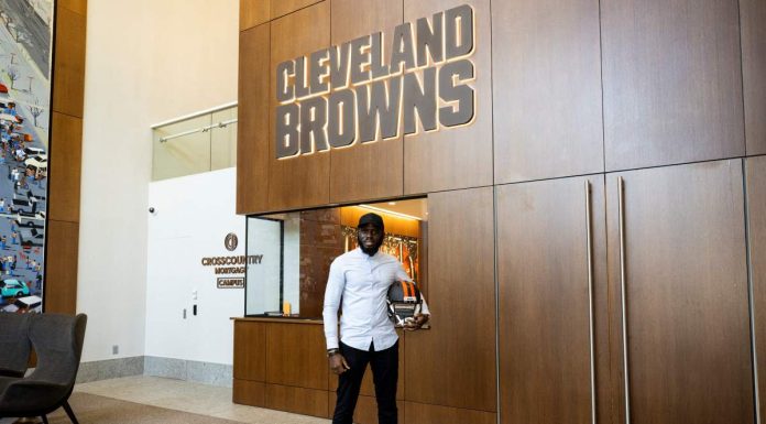 Presidente da NAFA, Babajide Akeredolu na sede dos Cleveland Browns - Foto: Divulgação NAFA