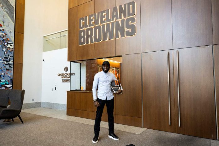 Presidente da NAFA, Babajide Akeredolu na sede dos Cleveland Browns - Foto: Divulgação NAFA