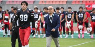 Do Futebol Americano para o comando de uma multinacional: quem é Kensuke Hosomi Hosomi caminha para o cointoss em jogo comemorativo de Kobe Ravens em outubro de 2025. (Foto: Kobe University)