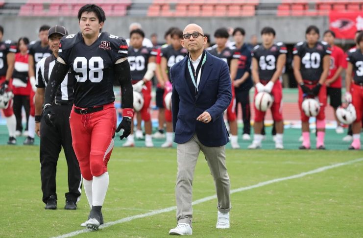 Hosomi caminha para o cointoss em jogo comemorativo de Kobe Ravens em outubro de 2025. (Foto: Kobe University)