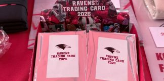 Pacotes de figurinhas à venda durante os jogos. (Foto: Divulgação/Kobe Ravens)