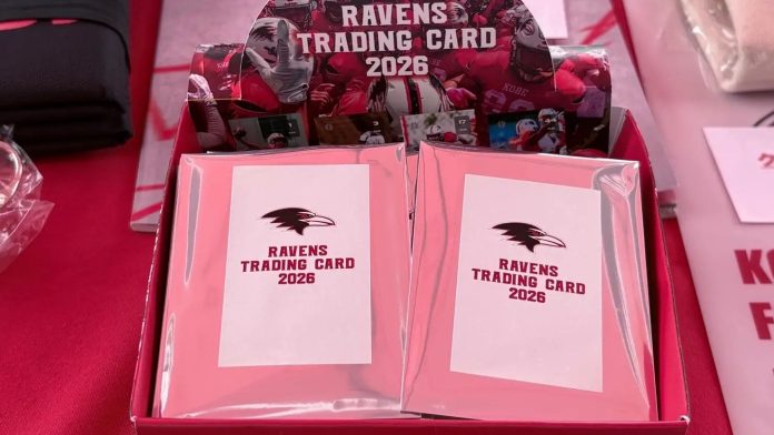 Pacotes de figurinhas à venda durante os jogos. (Foto: Divulgação/Kobe Ravens) Pacotes de figurinhas à venda durante os jogos. (Foto: Divulgação/Kobe Ravens)