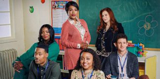O elenco de Abbott Elementary reúne Tyler James Williams (Gregory), Janelle James (Ava), Quinta Brunson (Janine), Sheryl Lee Ralph (Barbara), Chris Perfetti (Jacob) e Lisa Ann Walter (Melissa). Foto: Pamela Littky / ABC.
