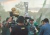 Adan Rodriquez, o "Ocho Nueve" levantando a taça de campeão. (Foto: Yssara Kauanne)