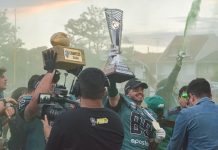 Coritiba Crocodiles supera Brown Spiders em final emocionante e conquista mais um título paranaense Adan Rodriquez, o "Ocho Nueve" levantando a taça de campeão. (Foto: Yssara Kauanne)