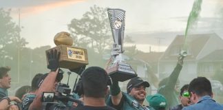 Coritiba Crocodiles supera Brown Spiders em final emocionante e conquista mais um título paranaense Adan Rodriquez, o "Ocho Nueve" levantando a taça de campeão. (Foto: Yssara Kauanne)