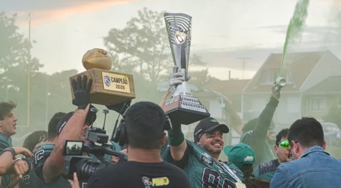 Adan Rodriquez, o "Ocho Nueve" levantando a taça de campeão. (Foto: Yssara Kauanne)
