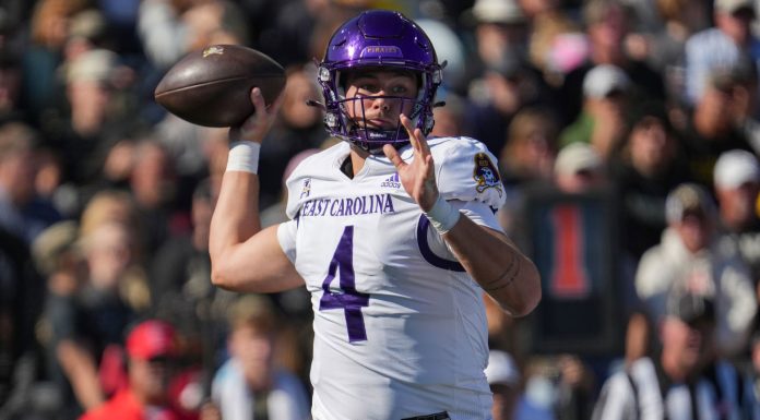 Portal de transferência transforma AAC em celeiro do college football Katin Houser se transferiu de East Carolina para Illinois após lançar para 3.300 jardas na temporada de 2025. (Foto: East Carolina Pirates Football)