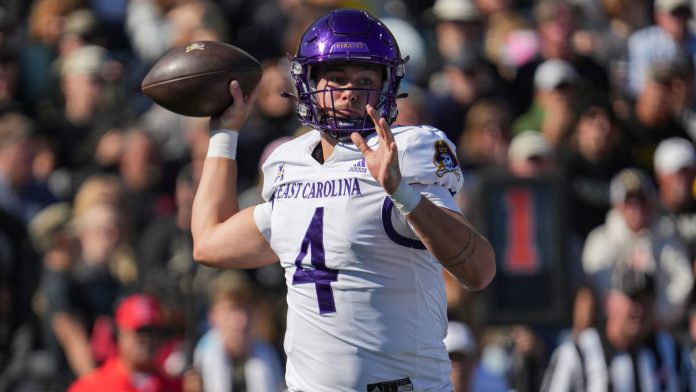 Katin Houser se transferiu de East Carolina para Illinois após lançar para 3.300 jardas na temporada de 2025. (Foto: East Carolina Pirates Football) Katin Houser se transferiu de East Carolina para Illinois após lançar para 3.300 jardas na temporada de 2025. (Foto: East Carolina Pirates Football)