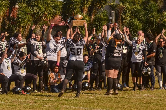 Silverhawks levantando pela quinta vez a taça de campeã estadual. (Foto: Yssara Kauanne)