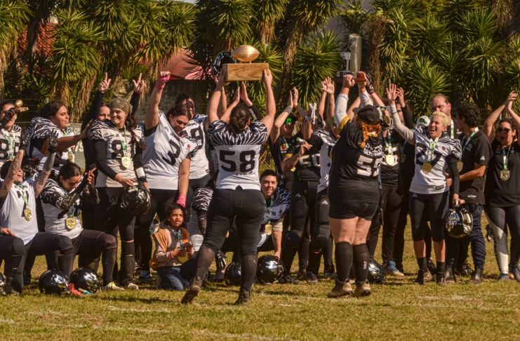 Silverhawks levantando pela quinta vez a taça de campeã estadual. (Foto: Yssara Kauanne)