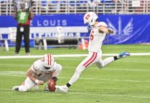 Field goal de quatro pontos que mudou a UFL Kicker Matt McCrane fez história na UFL (Foto: Divulgação DC Defenders)