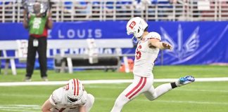 Field goal de quatro pontos que mudou a UFL Kicker Matt McCrane fez história na UFL (Foto: Divulgação DC Defenders)