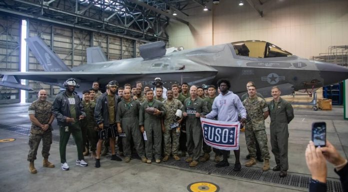 Atlanta Falcons visitam militares americanos no Japão Foto: Divulgação Atlanta Falcons
