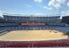 Grama natural no Gillette Stadium para a Copa foi removida. (Foto: Caleb Pongratz)