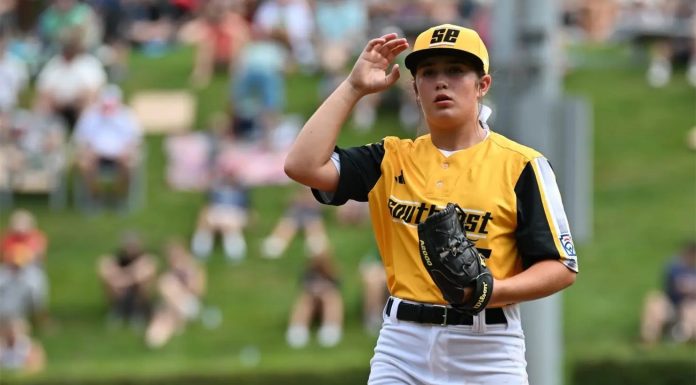 Estrela do beisebol, Kinley Rasmus também é destaque no flag football Além de jogar flag, a jovem jogadora do Phenix City igualou o recorde de strikeouts de Mone Davis, uma figura lendária no torneio. (Foto Brett Crossley)