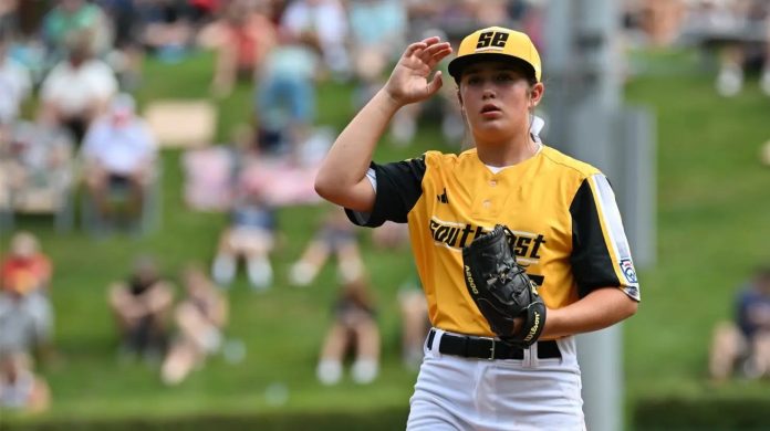Além de jogar flag, a jovem jogadora do Phenix City igualou o recorde de strikeouts de Mone Davis, uma figura lendária no torneio. (Foto Brett Crossley) Além de jogar flag, a jovem jogadora do Phenix City igualou o recorde de strikeouts de Mone Davis, uma figura lendária no torneio. (Foto Brett Crossley)