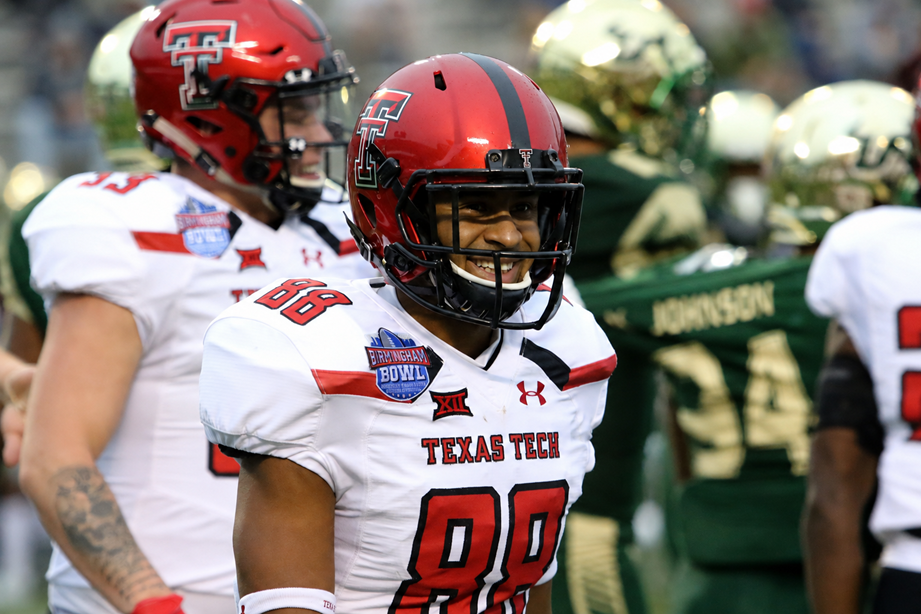 WR Ja'Deion High #88 no Texas Tech Red Raiders durante o Birmingham Bowl contra South Florida Bulls em 2017. O South Florida derrotou o Texas Tech por 38 a 34 no Legion Field em Birmingham, Alabama. (Foto: Michael Wade/Icon Sportswire)
