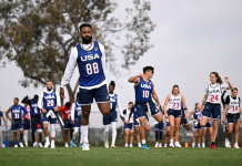 Team USA reúne especialistas do flag e nomes do tackle Ja'Deion High, #88 da Seleção Nacional dos EUA, aquecimento no Centro de Treinamento de Atletas de Elite de Chula Vista, em 22 de maio de 2026, em Chula Vista, Califórnia. (Foto: Orlando Ramirez)