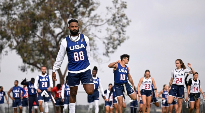 Team USA reúne especialistas do flag e nomes do tackle Ja'Deion High, #88 da Seleção Nacional dos EUA, aquecimento no Centro de Treinamento de Atletas de Elite de Chula Vista, em 22 de maio de 2026, em Chula Vista, Califórnia. (Foto: Orlando Ramirez)