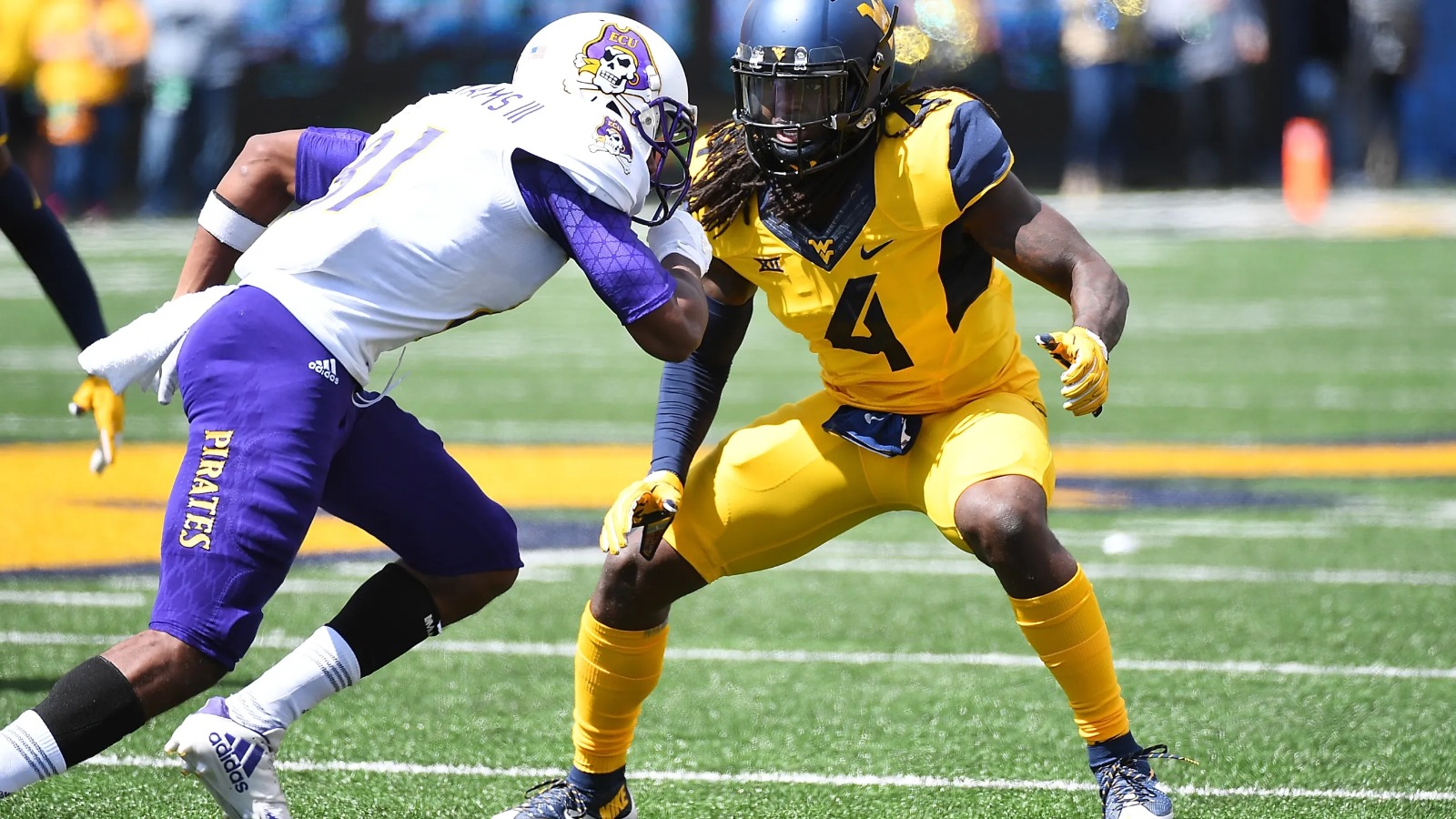 Mike Daniels #4 no West Virginia Mountaineers, contra East Carolina Pirates, no Mountaineer Field, em 2017. (Foto: Joe Sargent)