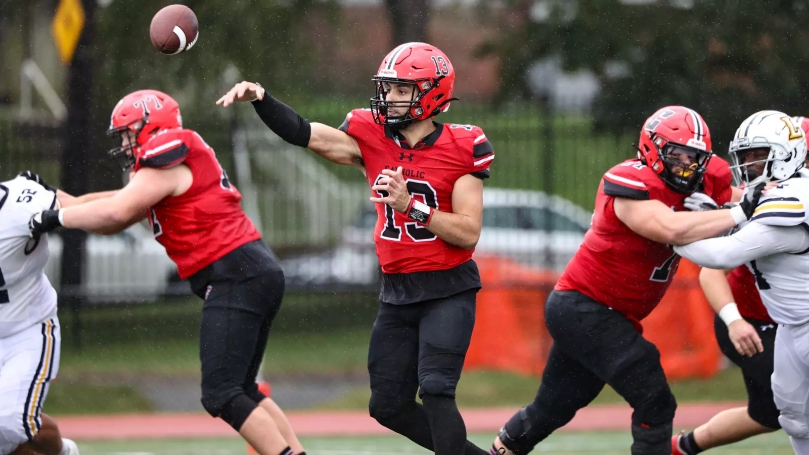 Nico Casares #13, quarterback na Catholic University of America, roster de 2023 (Foto: Will Stumme) 