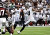 Matsuzawa, dos Raiders, cobra o chute de ponto extra após um touchdown contra os Texans, em partida de pré-temporada da NFL, em Houston (Foto: ICON SPORTSWIRE)